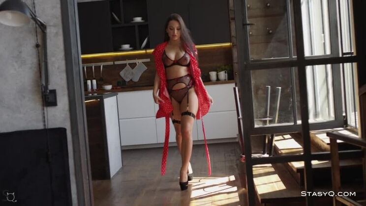 SmelyQ Petite Body In The Exclusive Video