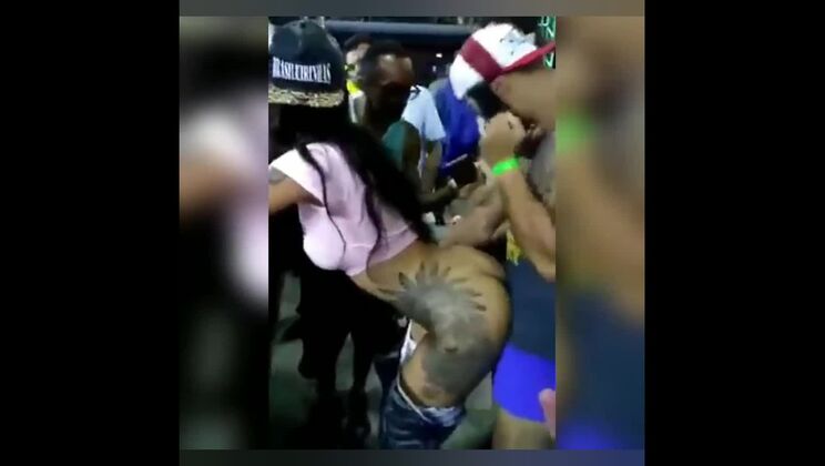 Girls having sex on the street at Bahia's carnival