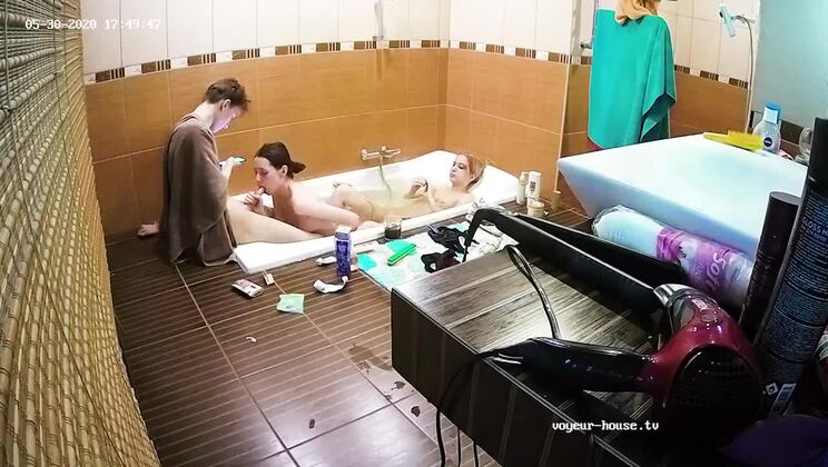 Threesome Ffm Blowjob and WaterBate Relax Bath Action