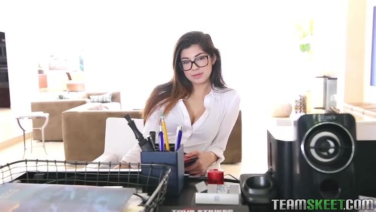 Ava Taylor: Office Break with Big Tits and Big Ass
