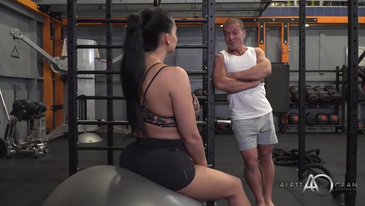 Sizzling Workout with Aletta Ocean: Big Tits & Big Ass