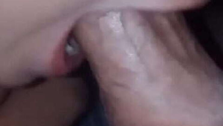 Amateur tries deepthroat