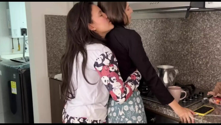 Scarlettandc Lesbian Lovers Fingering and Pussy Eating in HD