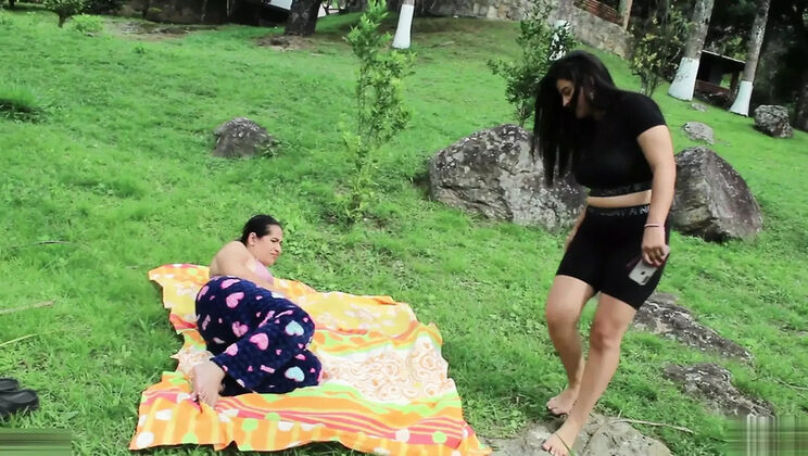 Hot Lesbian Scissoring - Jennifer Adams Rubbing Pussies with Stepsister