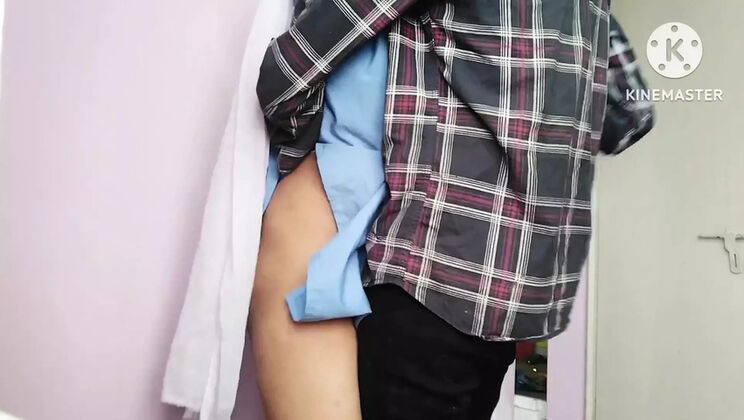 Indian Desi Schoolgirl First Time Hardcore Sex - 18yo Virgin with Boyfriend