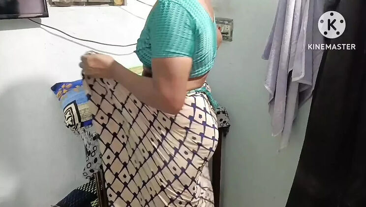 Hot Telugu Housewife Cheats on Husband with Fake Lover - Outdoor Sex