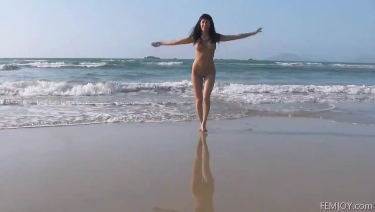 Jayla's Beach Solo Adventure