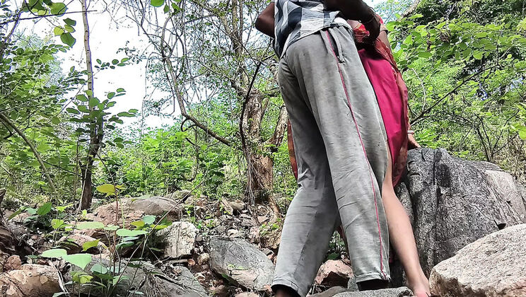 Desi Bhabhi Fakes Romance with Xtremee in Hot Outdoor XXX Video