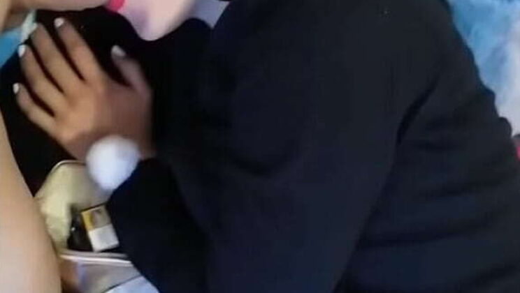 Hot Amateur Couple - Sexy Girlfriend Gives Blowjob