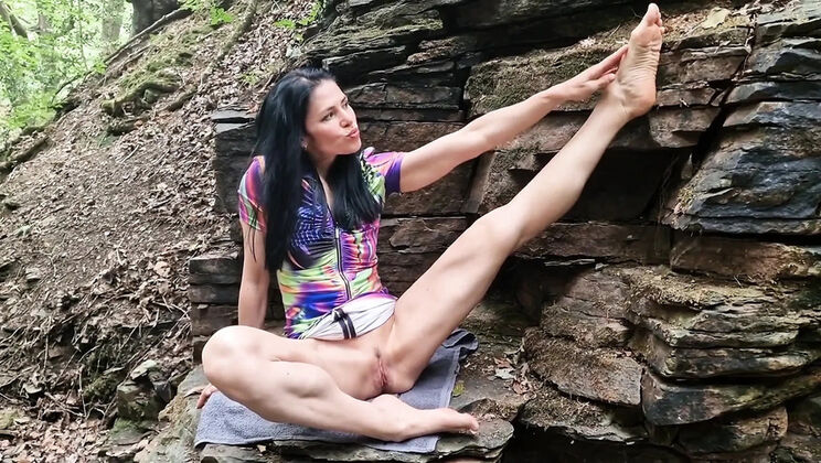 Naked Amateur Nicky Brill Peeing Outdoor Close-Up Pussy Gaping