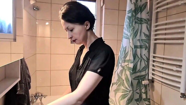 Wanilianna Hairy Muff Pissing and Squirting in Shower