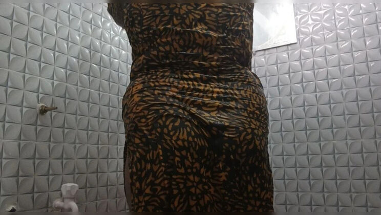 Desi girl hottest bathroom selfie - amateur homemade nude 18 year old