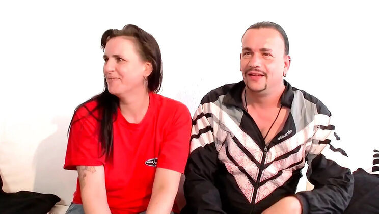 Steffi's Horny Threesome with Friends - Amateur Blowjob & Cum in Mouth