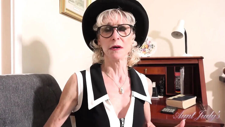 Mature GILF Boss Lady Dee Sucks Cock in Office Roleplay - British MILF Blowjob