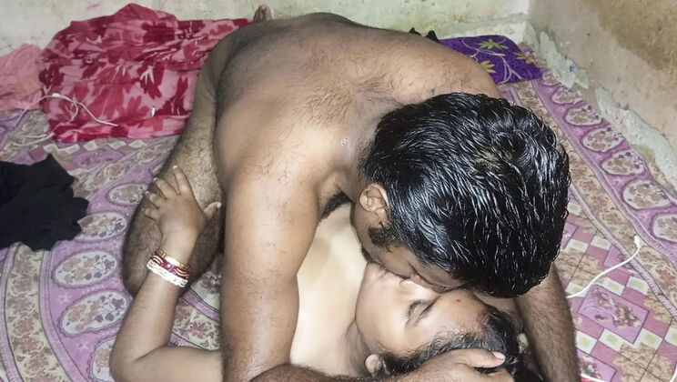 Desi College Bhabhi Hot Boobs Sucking - Unknown Indian Girl Stops My Bike, Takes Ride Home For Kissing & Boob Play