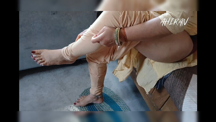 Desi Girl Changing Clothes Shows Her Huge Ass Review & Foreplay - Hindi Urdu