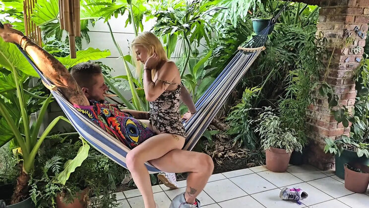 Hawaii Holiday Sex: Amateur Couple Fucking on Hammock - Blonde Teen & Big Joe