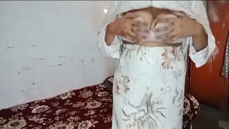 Hot Aunty Seduces Servant Alone - Anal Fucking & Big Boobs Sex in Hindi