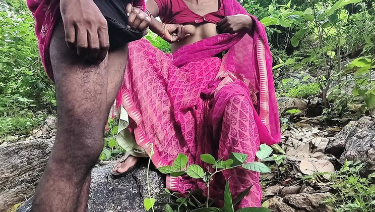 Jungle Mein Apni Biwi Ko Chodte Hue – Desi Bhabhi Ka Romantic Blowjob (Xtremee)