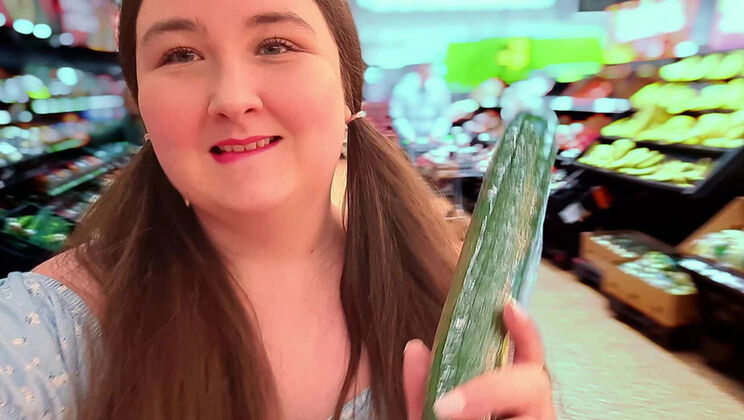 British BBW Housewife Uses Asda Cucumber for Solo Food Play