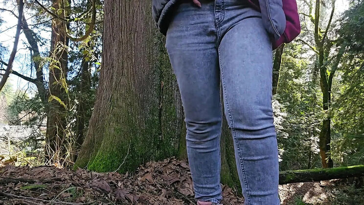 Nerdy_faery Gotta Pee Outside in Jeans – Amateur Solo Peeing Video