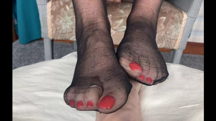 Mrs Mature Feet Part 3: Sexy Feet, Toes and Soles Show Off